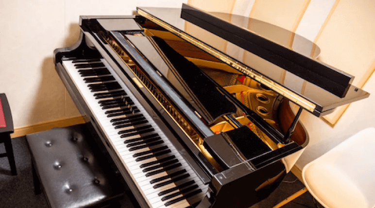 【初めてでも】レンタルスタジオでグランドピアノを千円〜で弾いてみよう｜プロ並に使いこなせる！