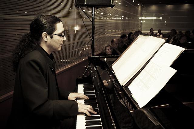 【初級から上級まで】ピアノでコード譜を弾こう