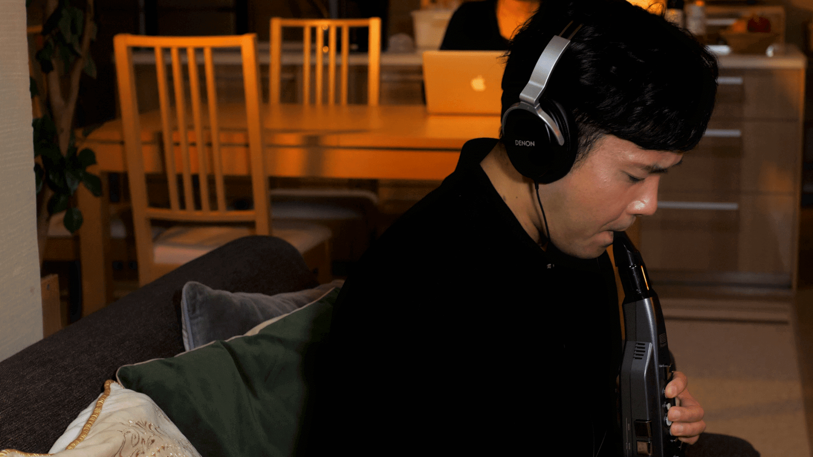 海外で大人がハマる！管楽器型シンセサイザー「エアロフォン」